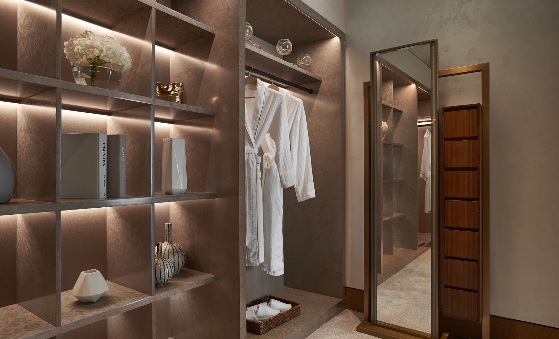JUMEIRAH-AL-NASSEM--Dubai-Royal-Penthouse-Suit-closet
