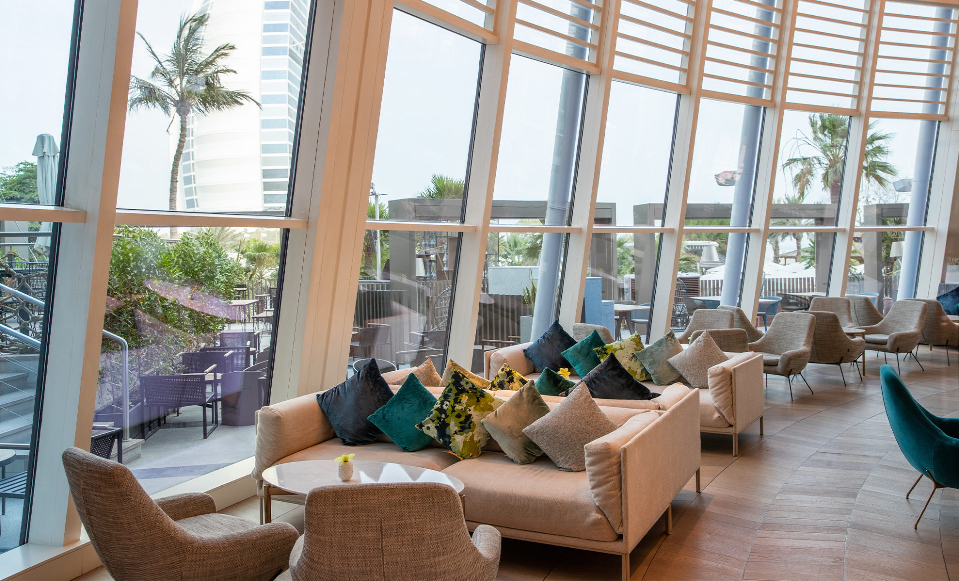 JUMEIRAH-BEACH-HOTEL--Dubai-Pearl-Lounge-2