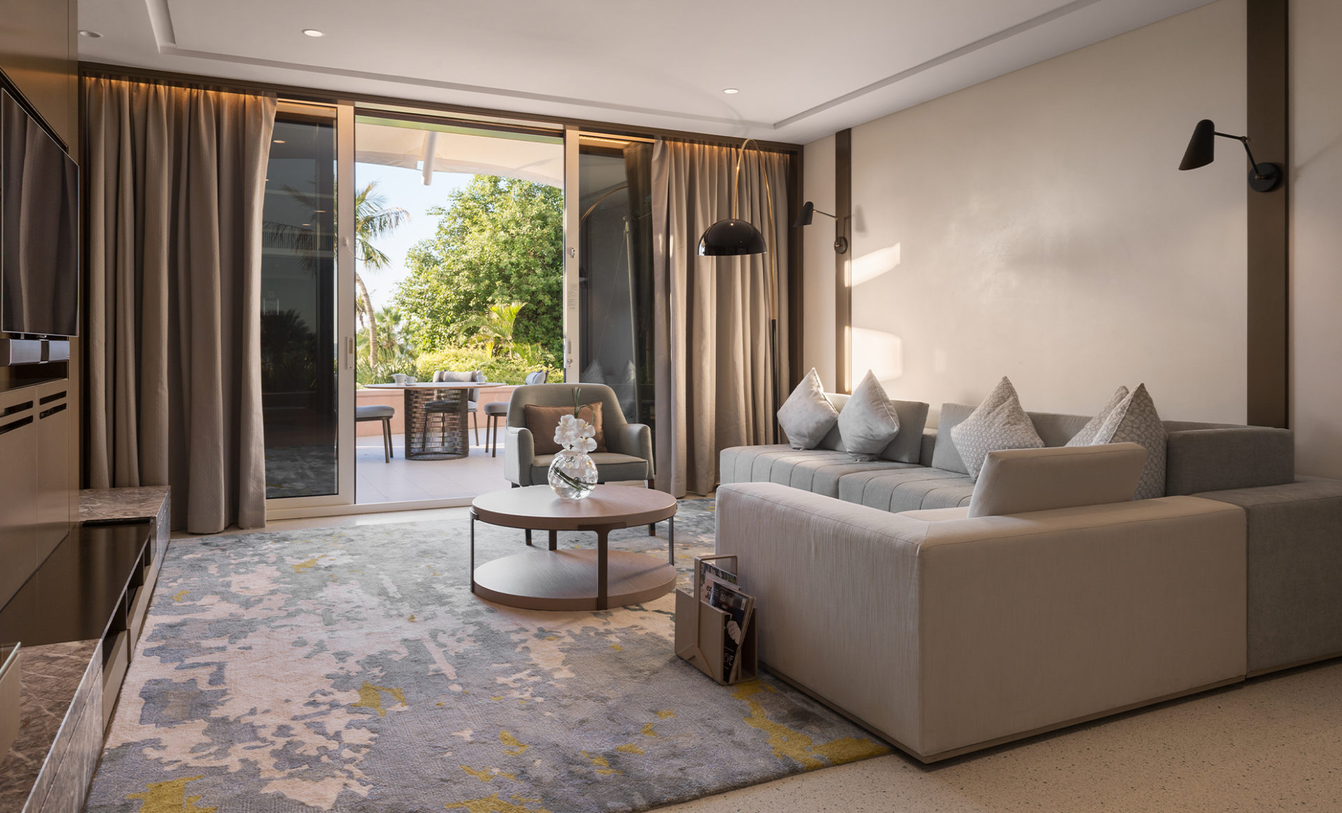 Jumeirah-Beach-Hotel-Dubai--Family-Garden-livingroom
