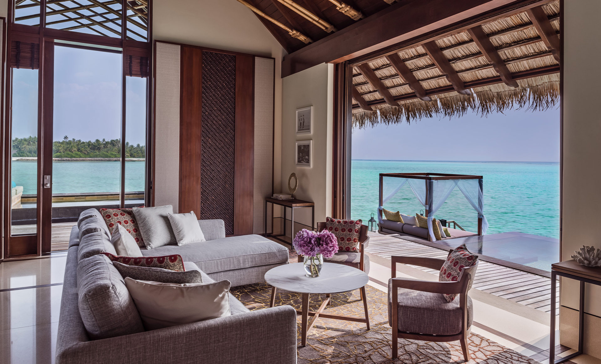 ONE&ONLY-REETHI-RAH--Maldives-grandwater-villa-livingroom