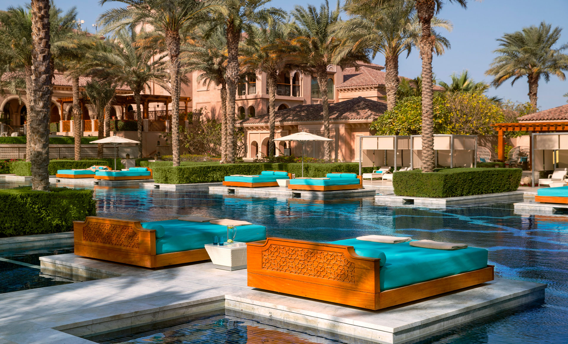 ONE&ONLY-THE-PALM--Dubai-grand-pool-sunbed