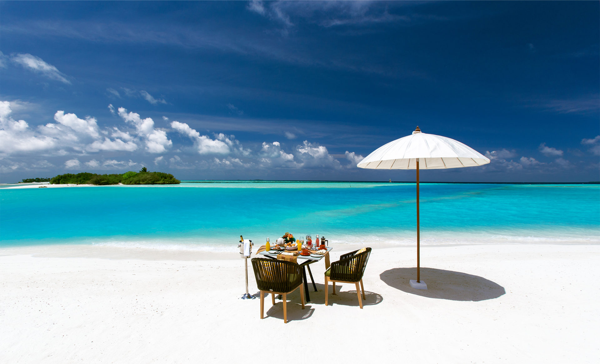 OZEN-by-ATMOSPHERE--Maldives-beach-dining