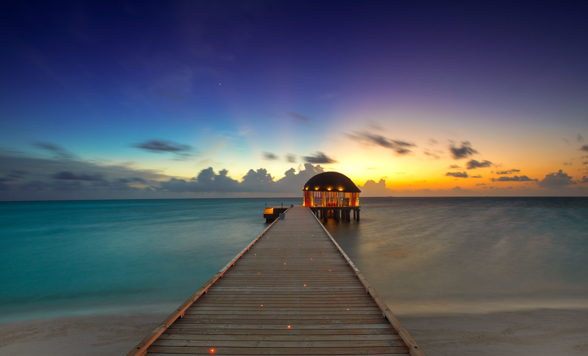 OZEN-by-ATMOSPHERE--Maldives-beach-walk