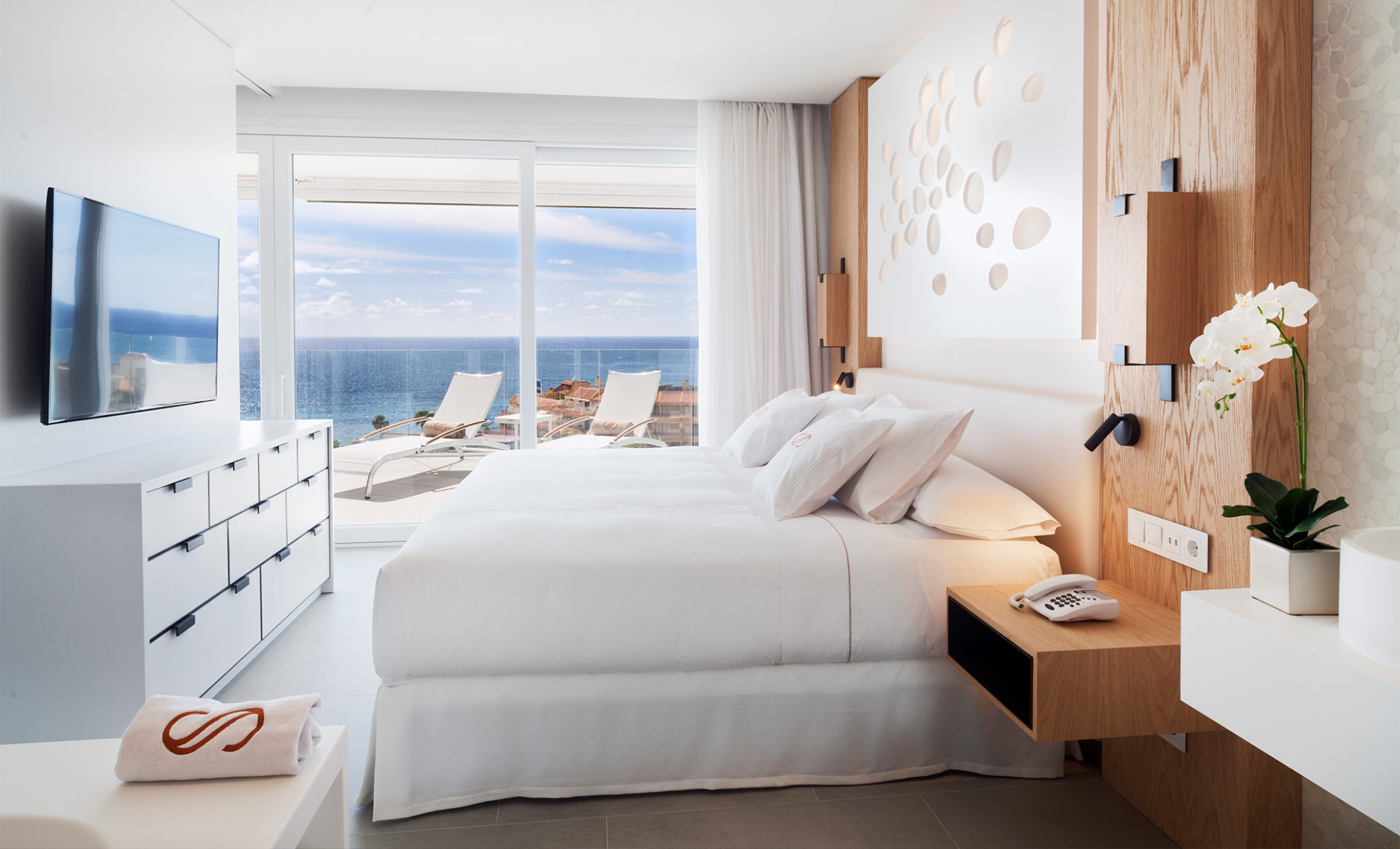 ROYAL-HIDEAWAY-CORALES-SUITES--Tenerife-bedroom