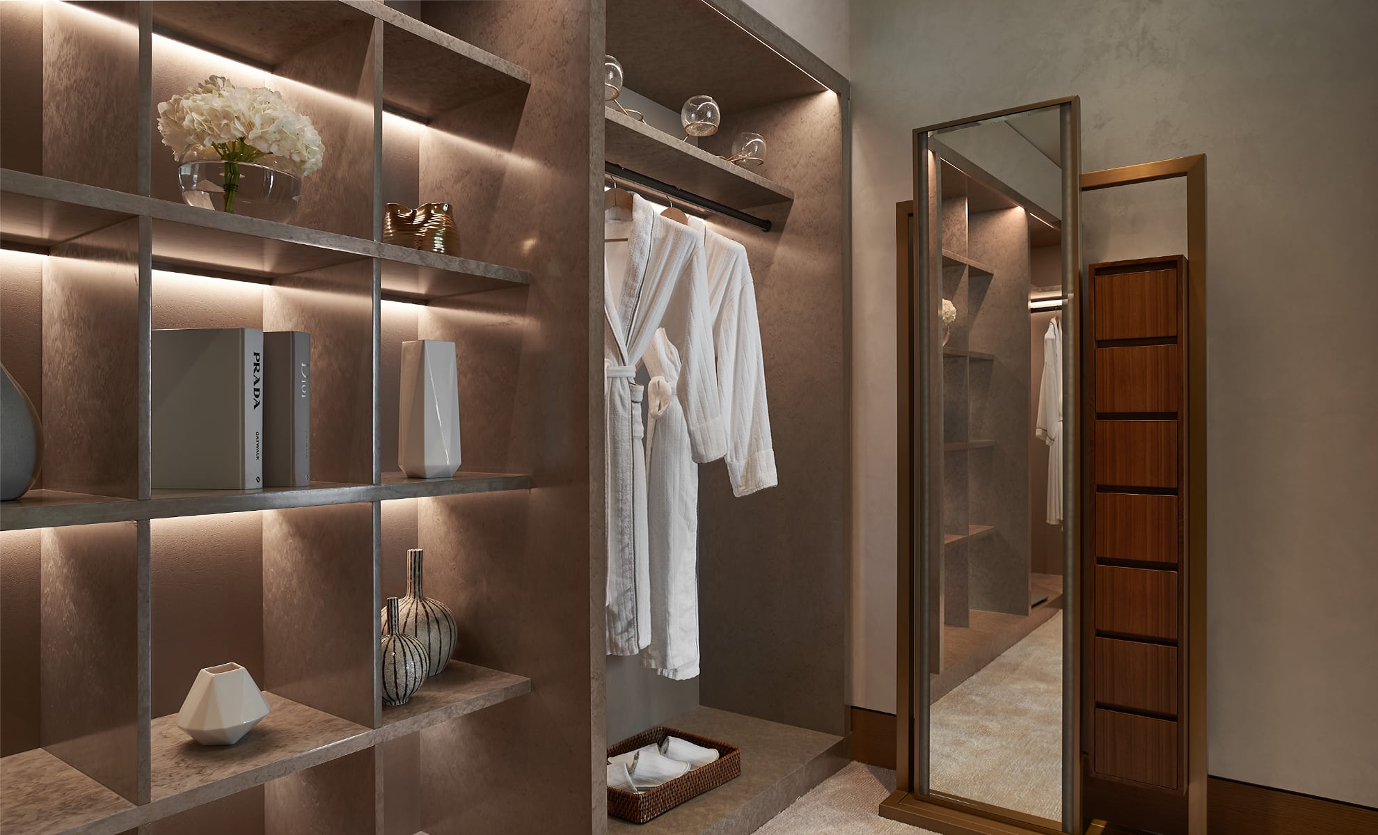 JUMEIRAH-AL-NASSEM--Dubai-Royal-Penthouse-Suit-closet