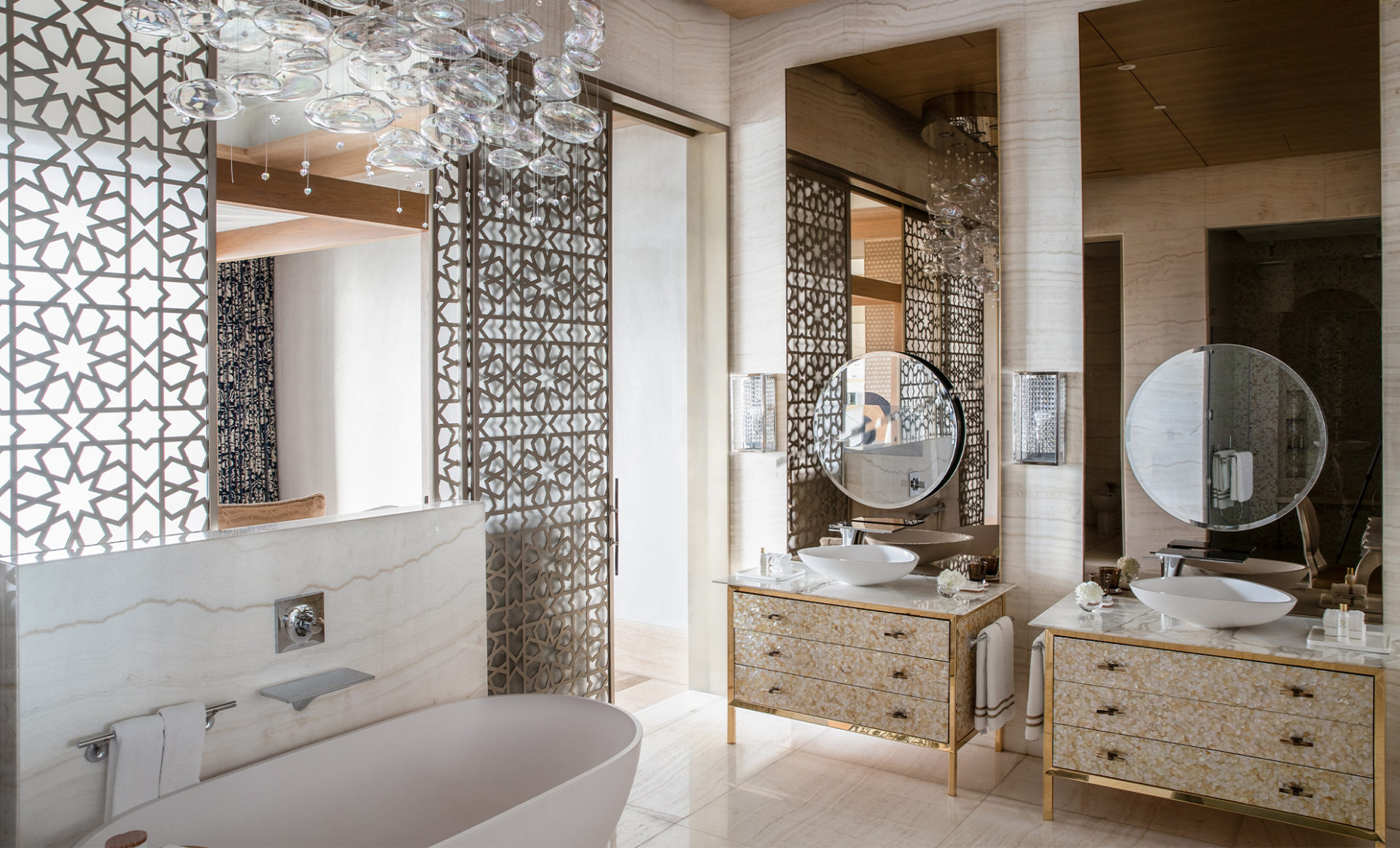 JUMEIRAH-AL-NASSEM--Dubai-Royal-Suite---Master-Bathroom