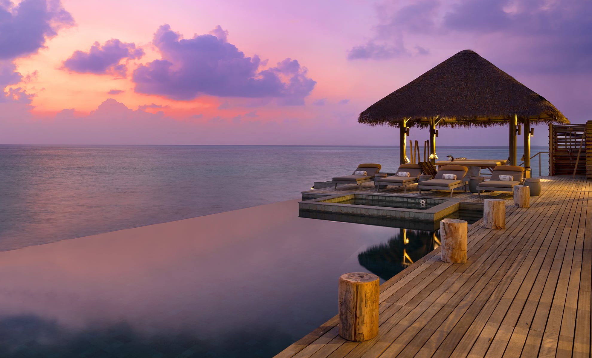 VAKKARU-MALDIVES-Villa-Infinity-Pool_Evening