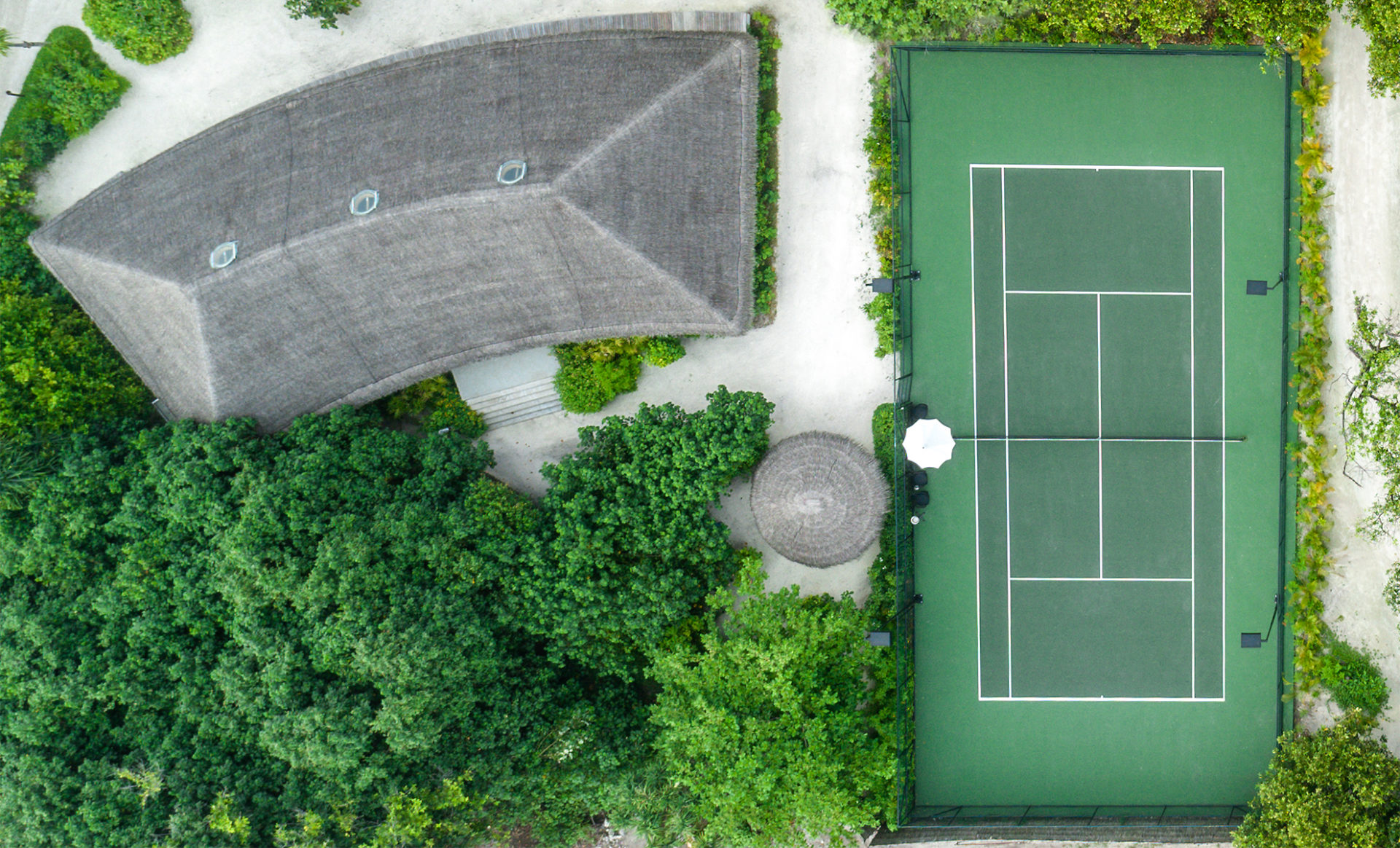 FAIRMONT-SIRRU-FEN-FUSHI--maldives-tennis-court